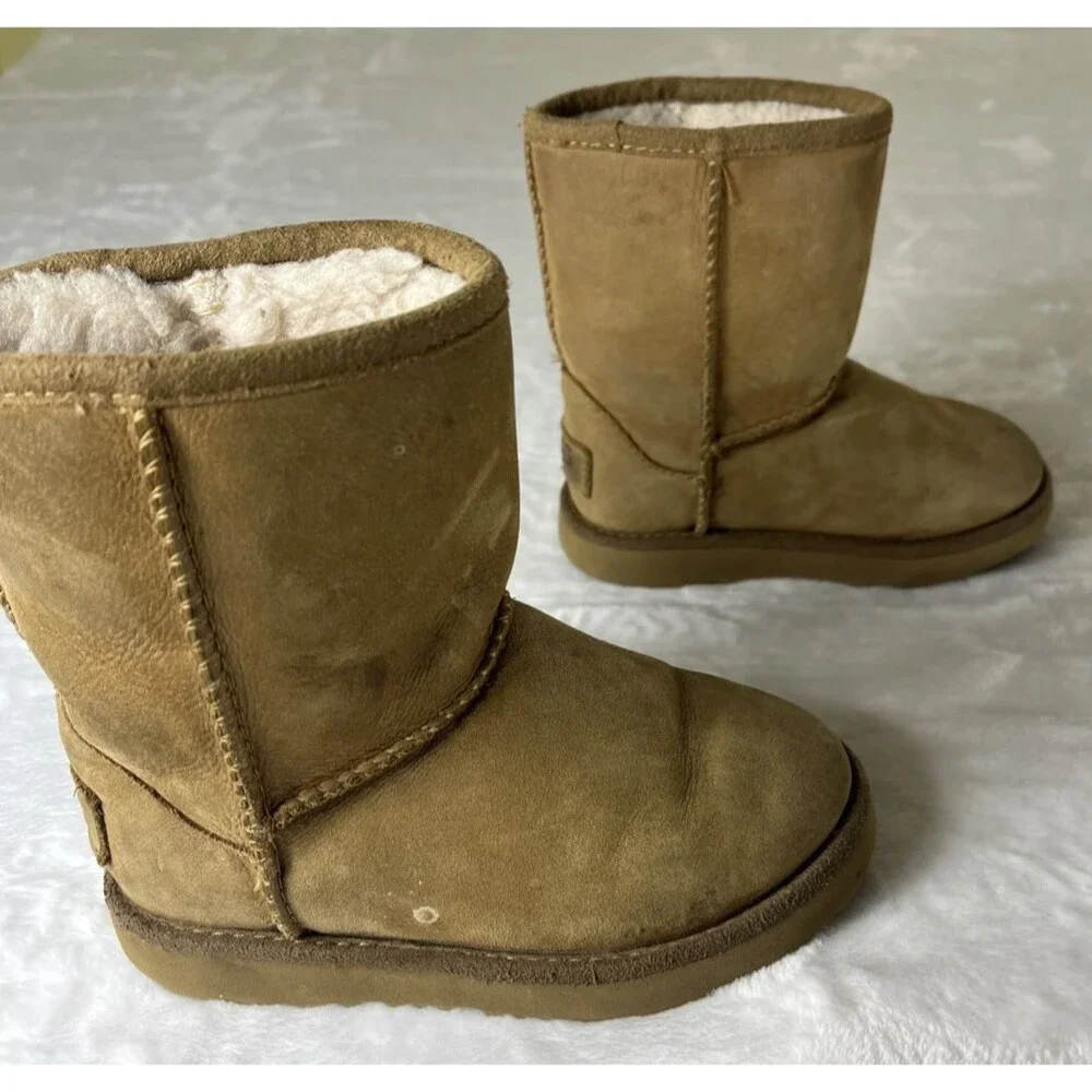 UGG Classic Little Girls Boots Tan Brown Shearling Lined Size 8